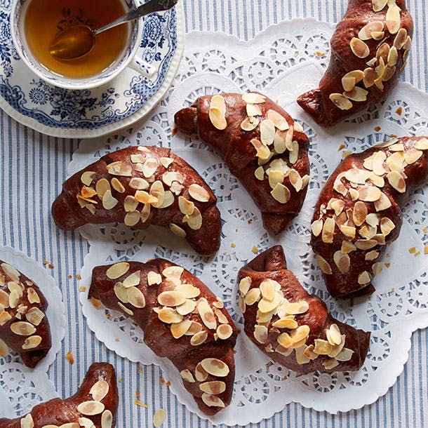 https://imgix.familiejournal.dk/media/article/hjemmebagt-4-chokoladehorn.jpg
