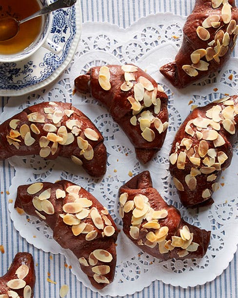 https://imgix.familiejournal.dk/media/article/hjemmebagt-4-chokoladehorn.jpg
