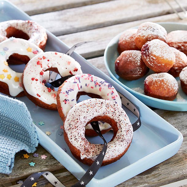 Hjemmebagte donuts og mini jelly-donuts