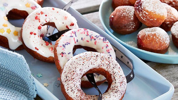 Hjemmebagte donuts og mini jelly-donuts