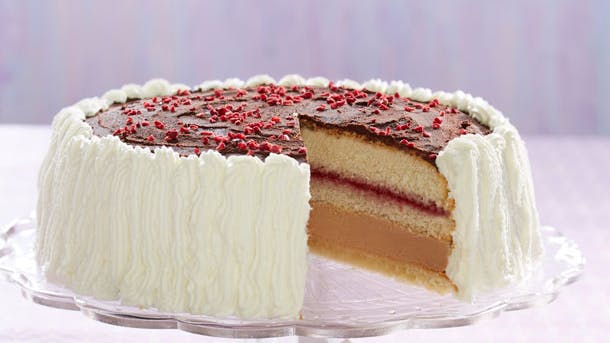 Nougat-lagkage med flødeskum, makroner, og glasur