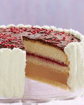 Nougat-lagkage med flødeskum, makroner, og glasur