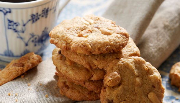 Cookies med hvid chokolade og peanuts