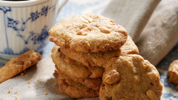 Cookies med hvid chokolade og peanuts
