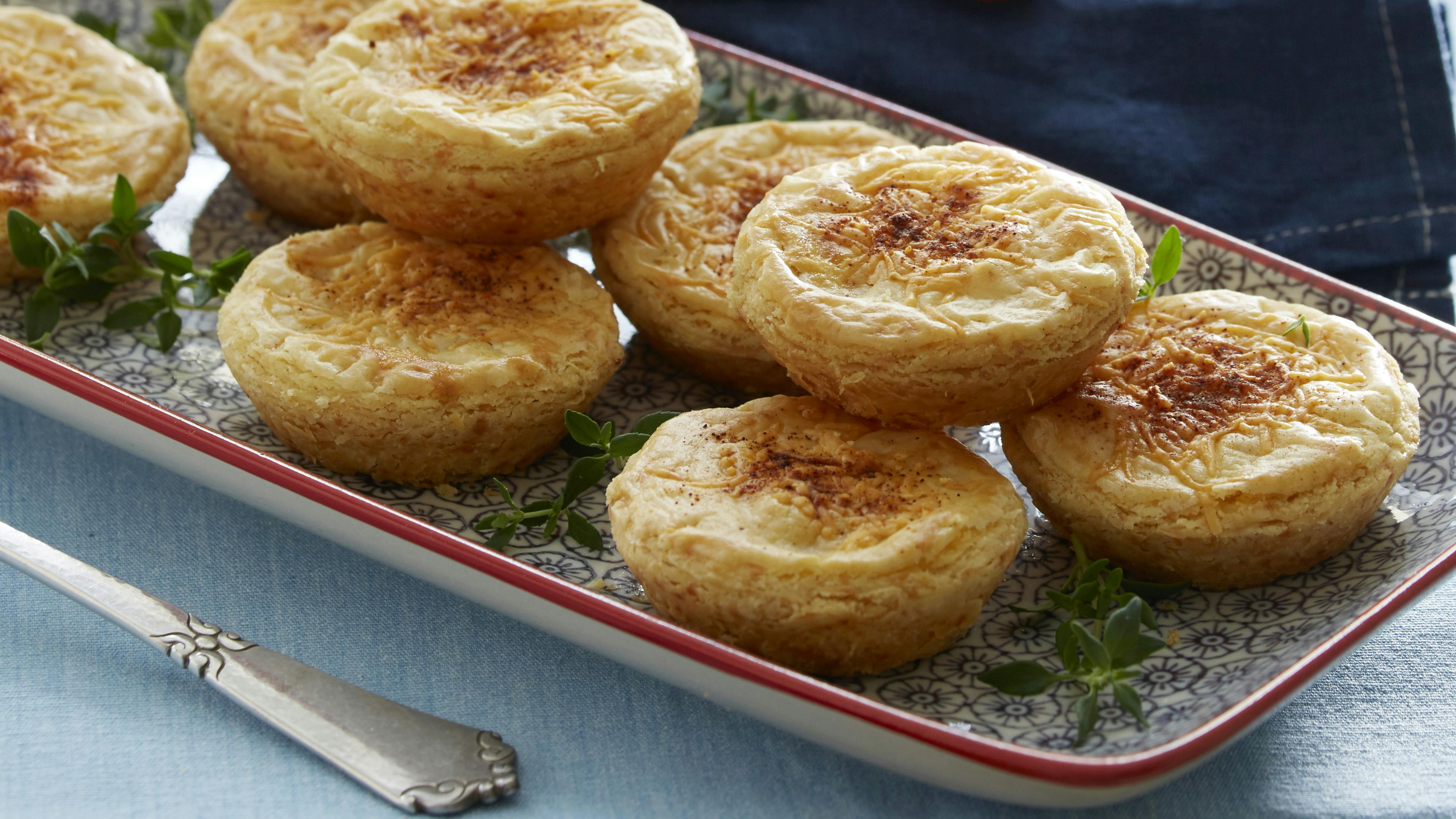 Linser med ost i linsedejen og fyldt med en osteholdig creme. Linserne er toppet med et drys paprika