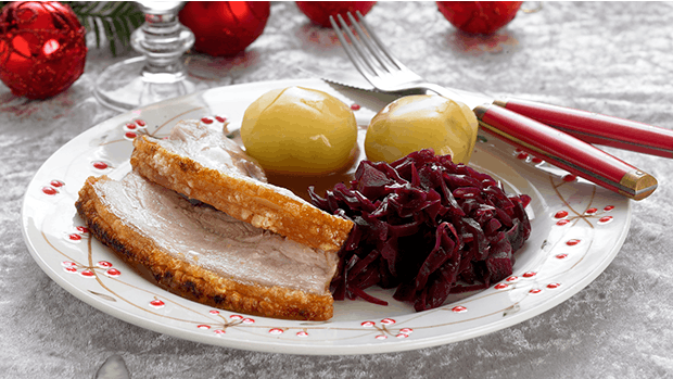 Tallerken med rødkål, flæskesteg og kartofler