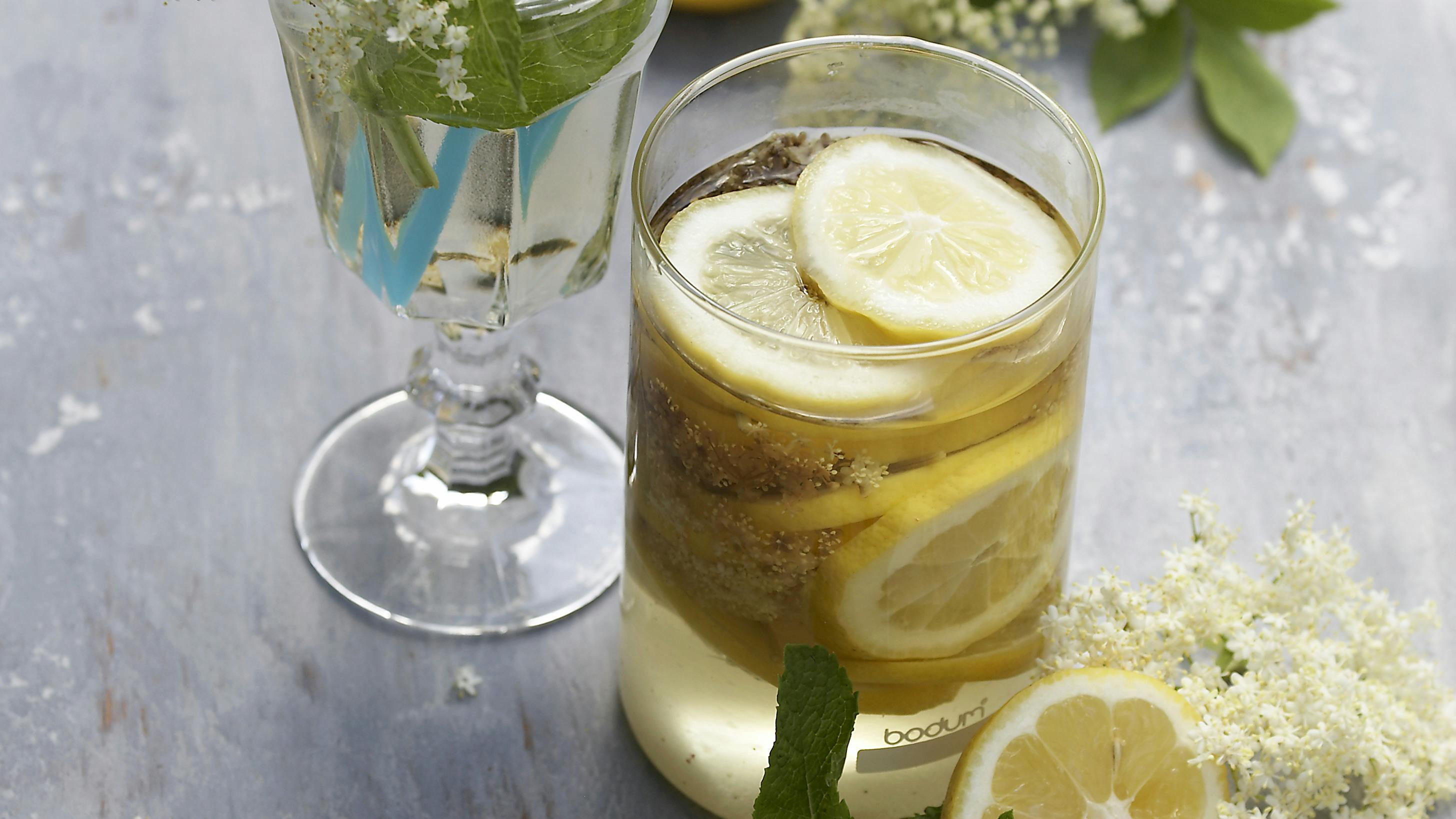 Forfriskende hyldeblomstsaft til de lune sommerdage