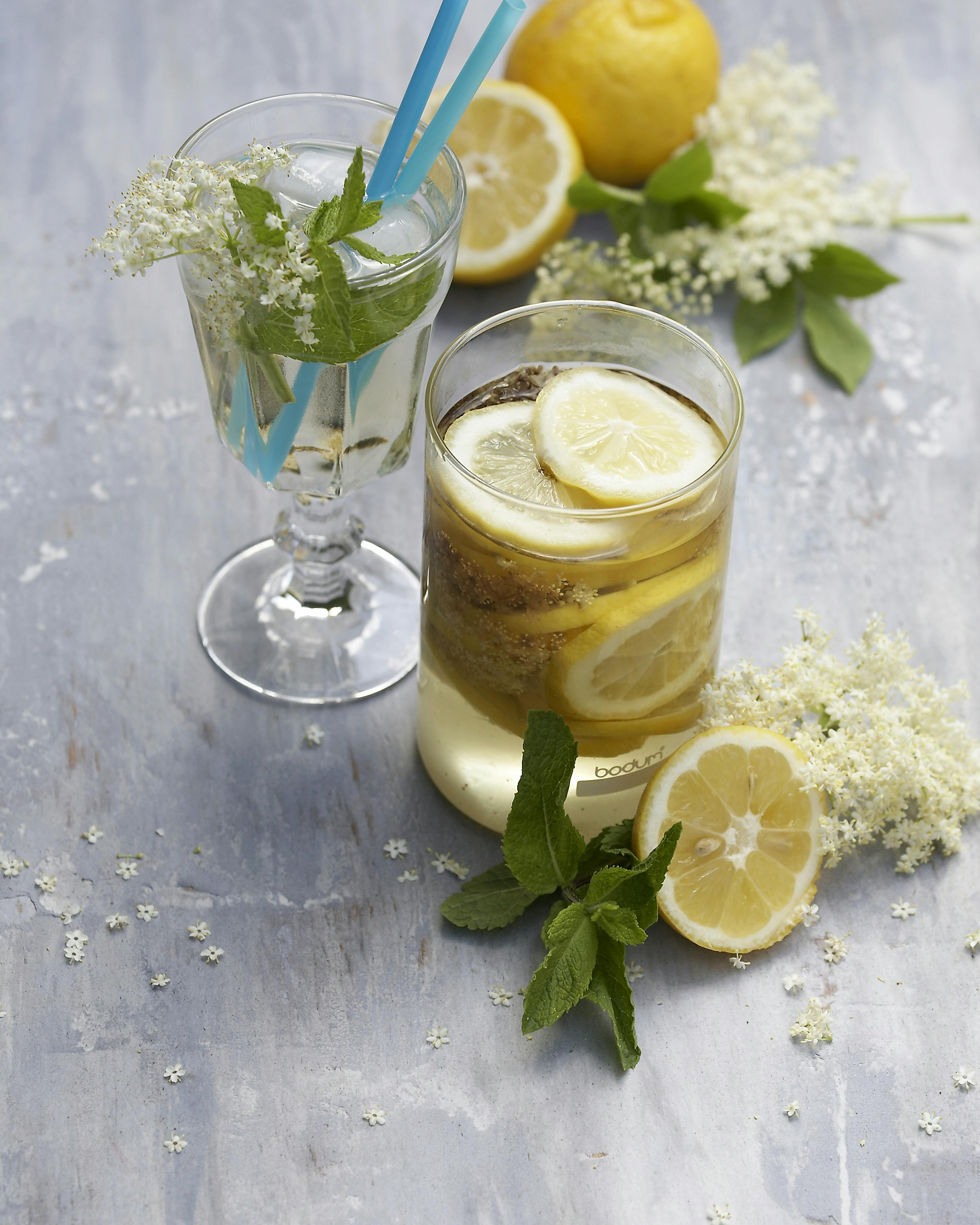 Forfriskende hyldeblomstsaft til de lune sommerdage