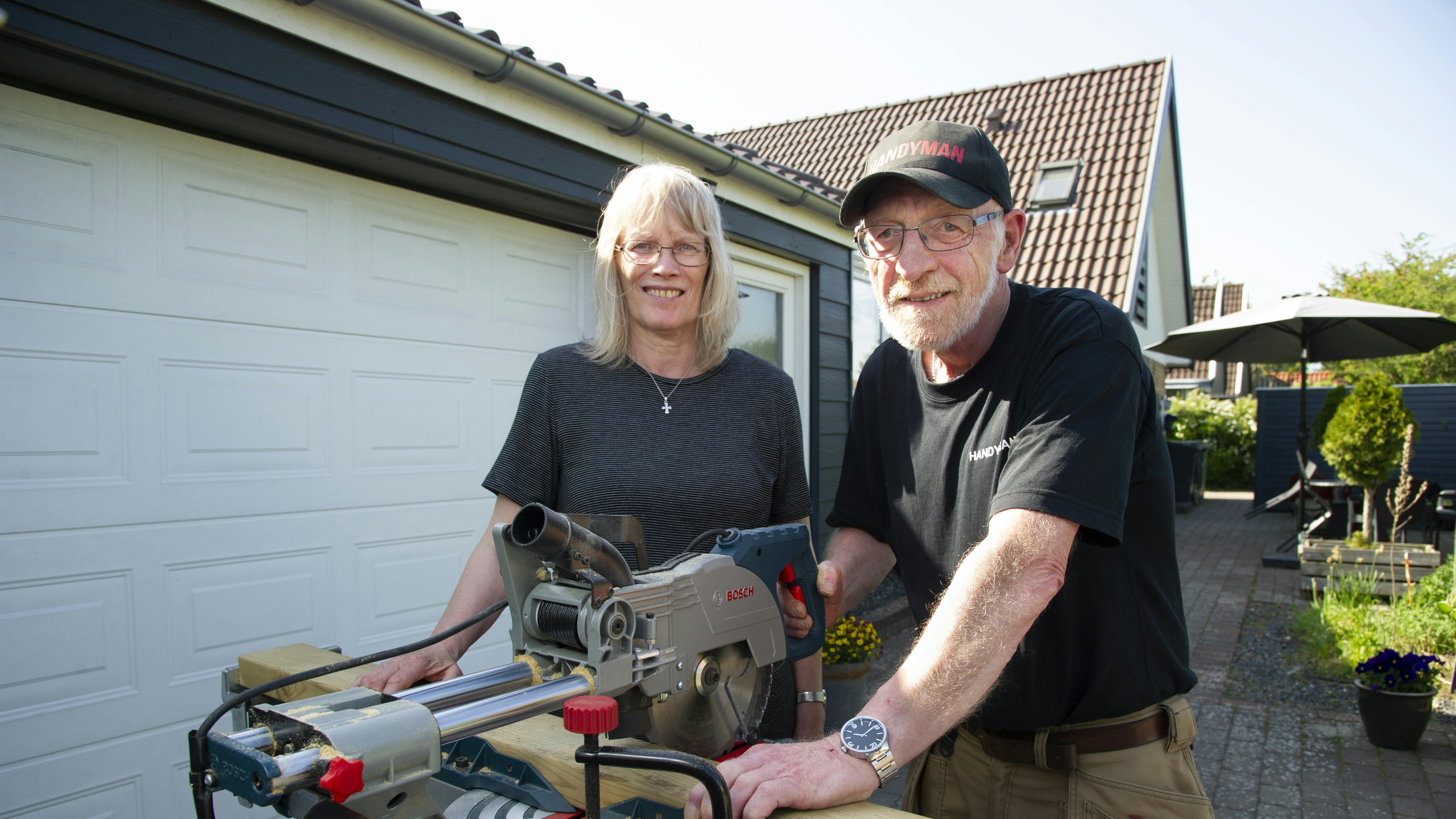 En mand og en kvinde saver et bræt over