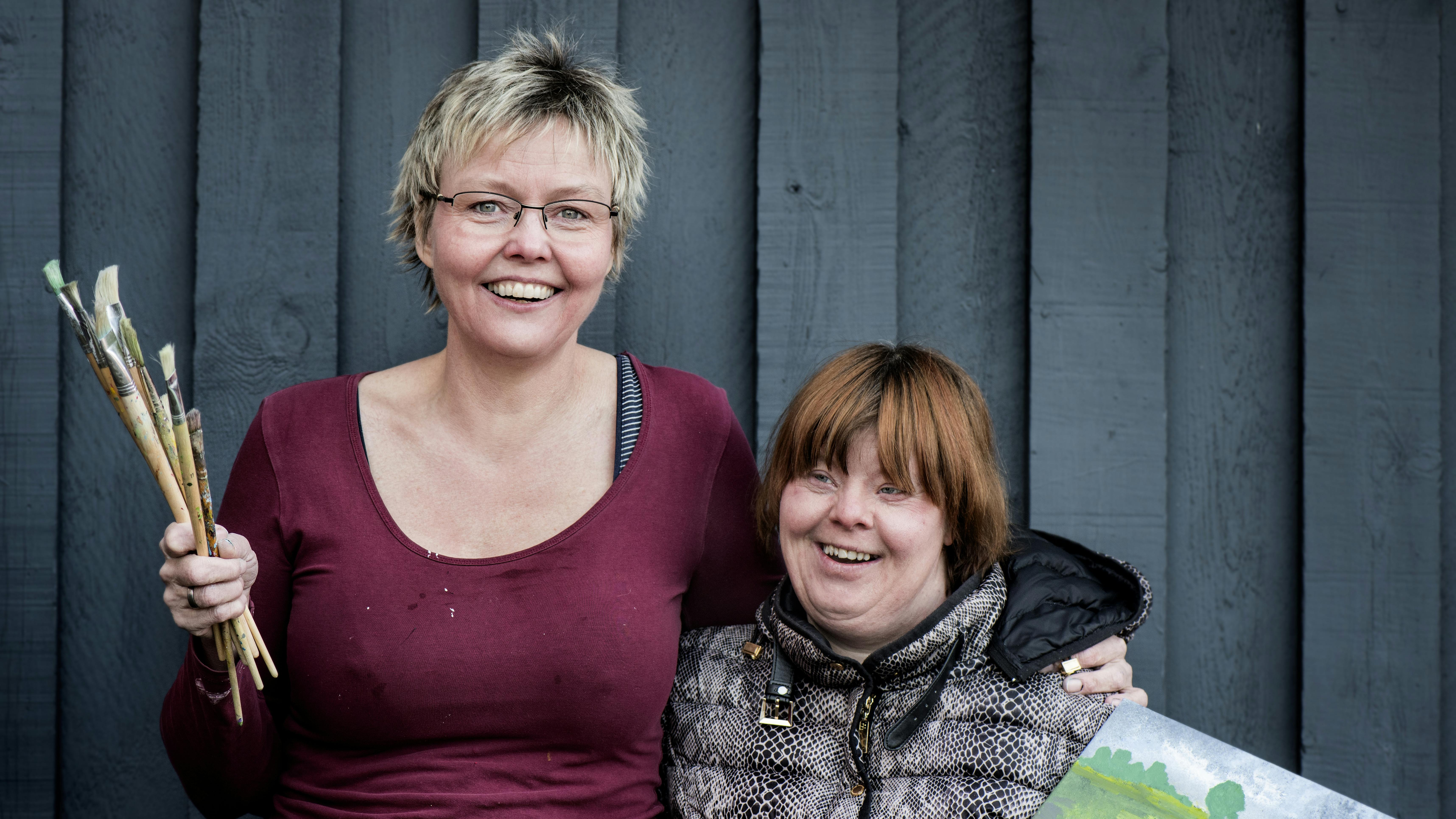 Ida Marie ?underviser ?udviklingshæmmede i akrylmaling