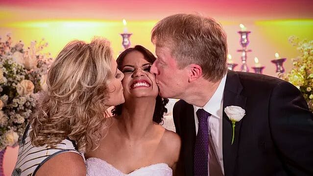 Steffen, hans kone og hans fadderbarn til hendes bryllup