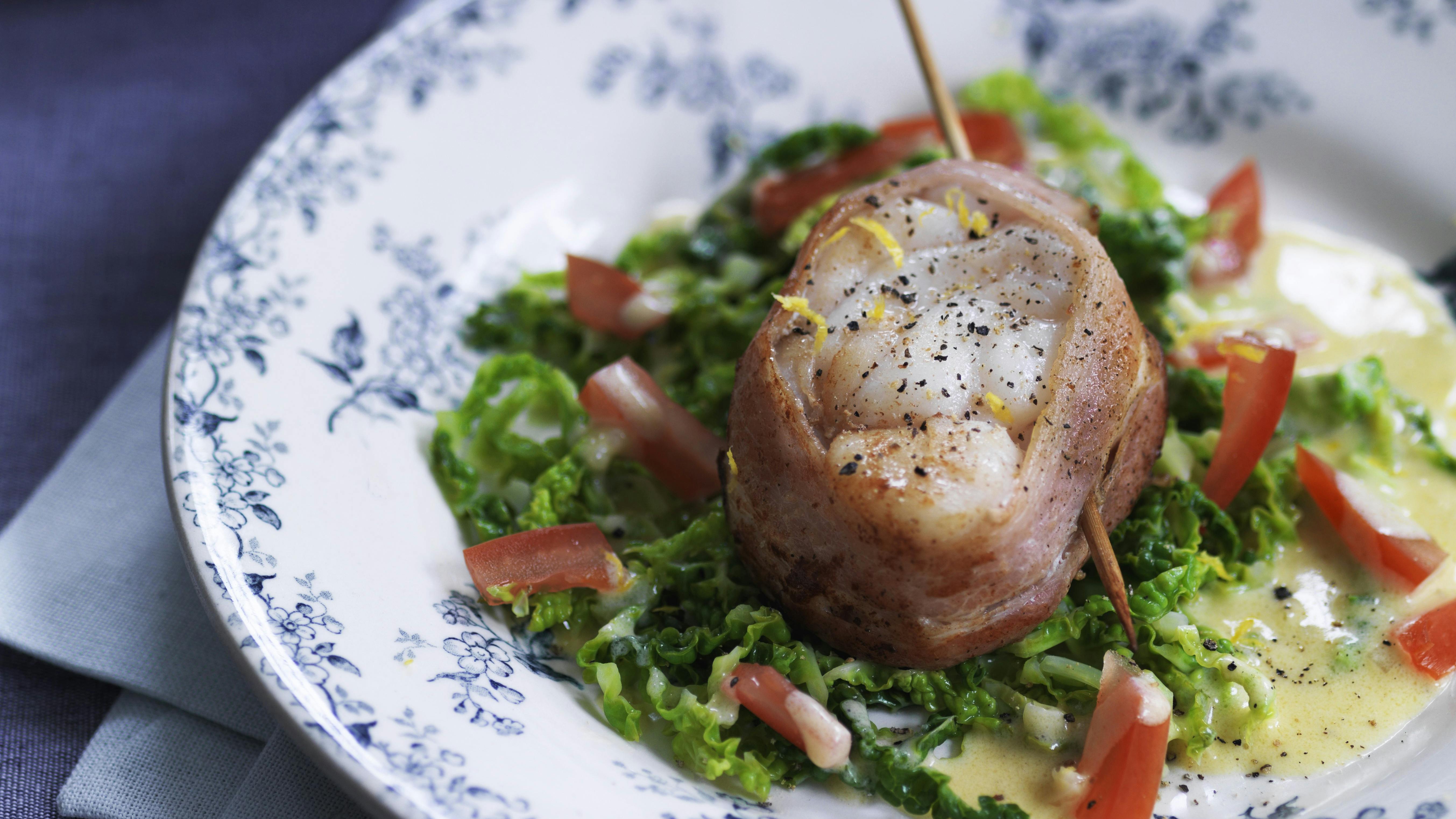 Havtaske svøbt i bacon med savojkål og hvidvinssauce