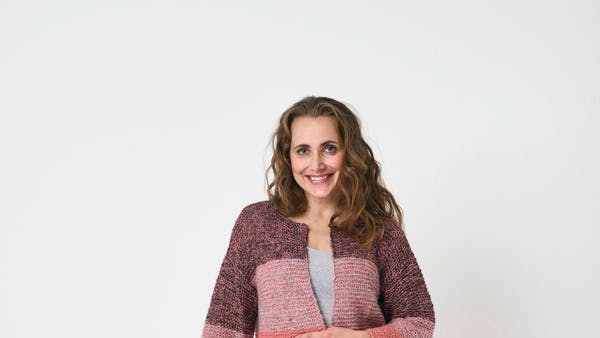 Strikkeopskrift: Lang jakke i brede striber