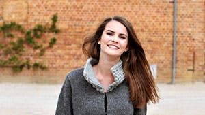 Strikkeopskrift: Kvinde i strikket jakke