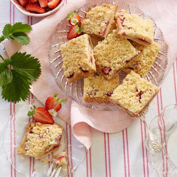 Jordbærsnitter med crumble-top