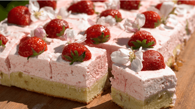 Jordbærkage | Marcipanruder med jordbærmousse