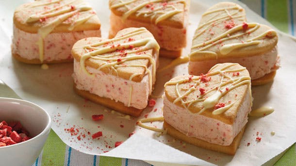 hjerteformede jordbæris- sandwich med hvid chokolade