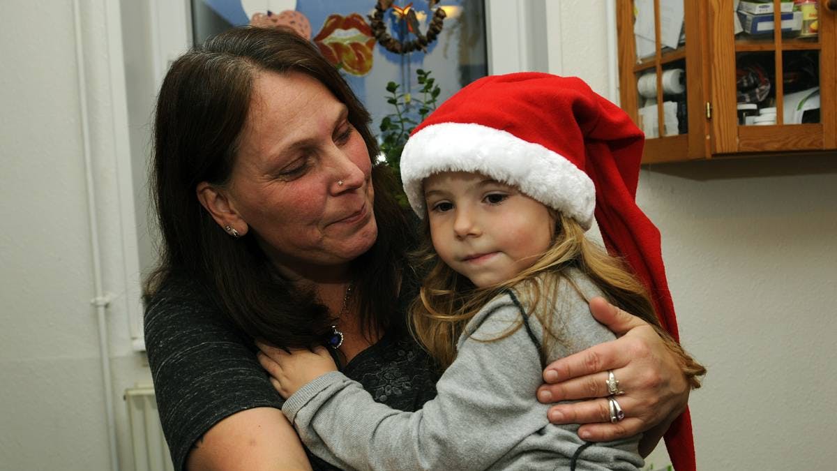 elin og henrietta får julehjælp