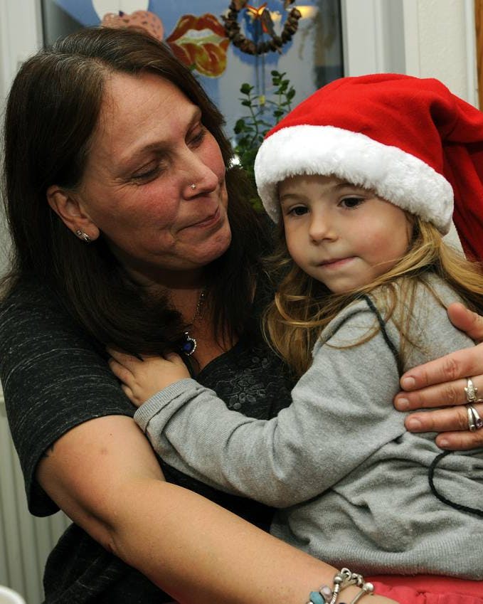 elin og henrietta får julehjælp