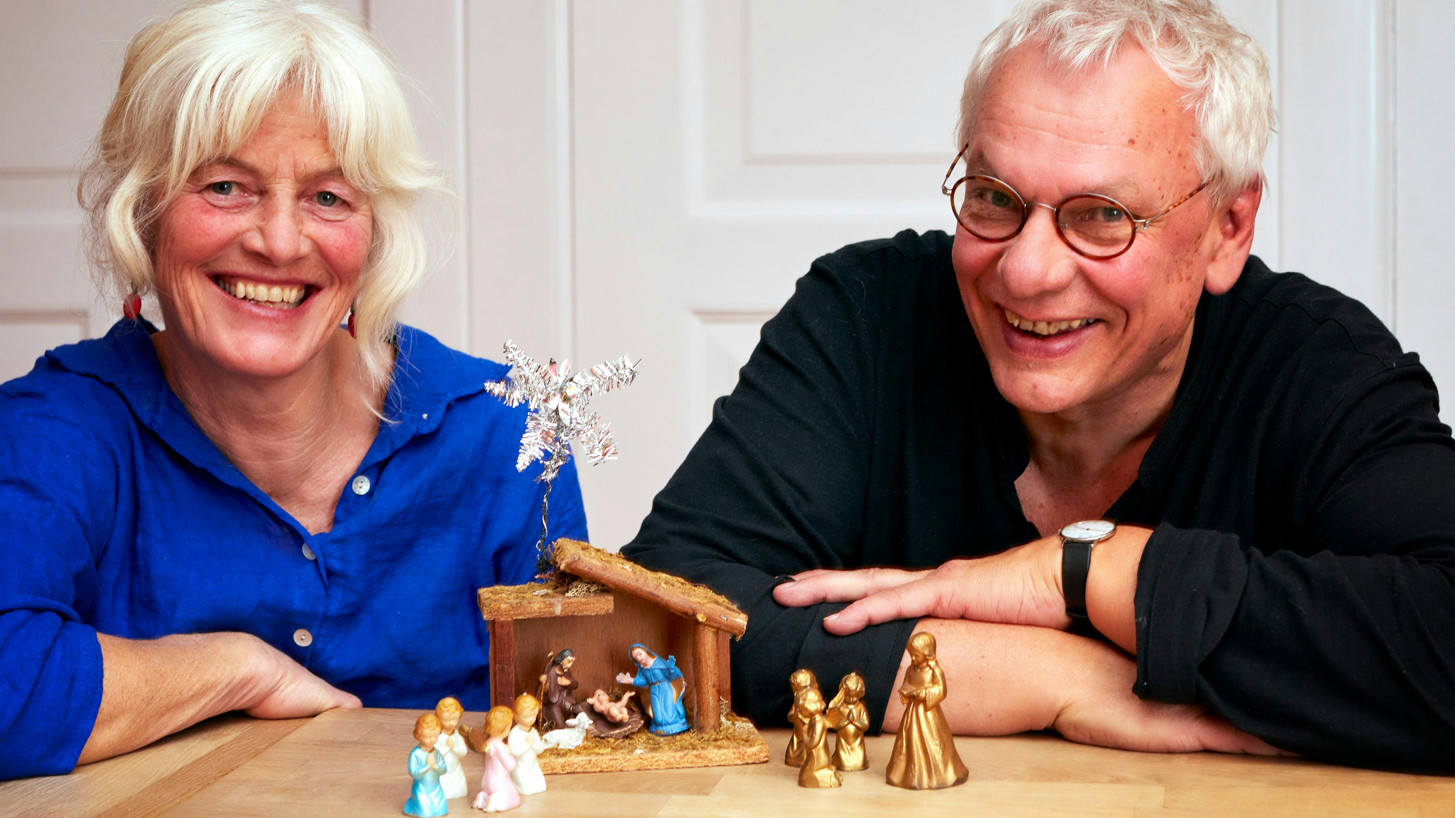 Sognepræsten og hans hustru: Forelskede i julekrybber