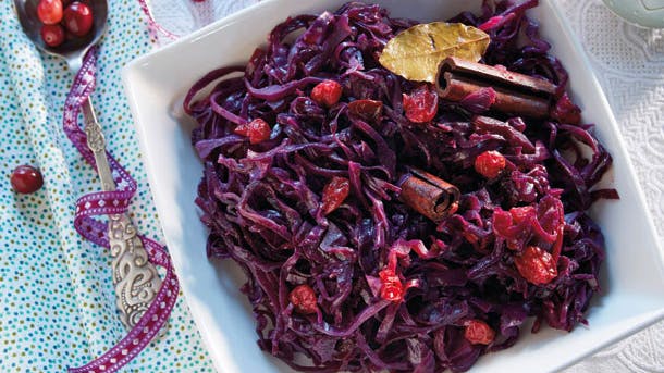 Julerødkål med kanel og laurbærblade