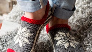 Strikket juletøfler i rød, grå og hvid.