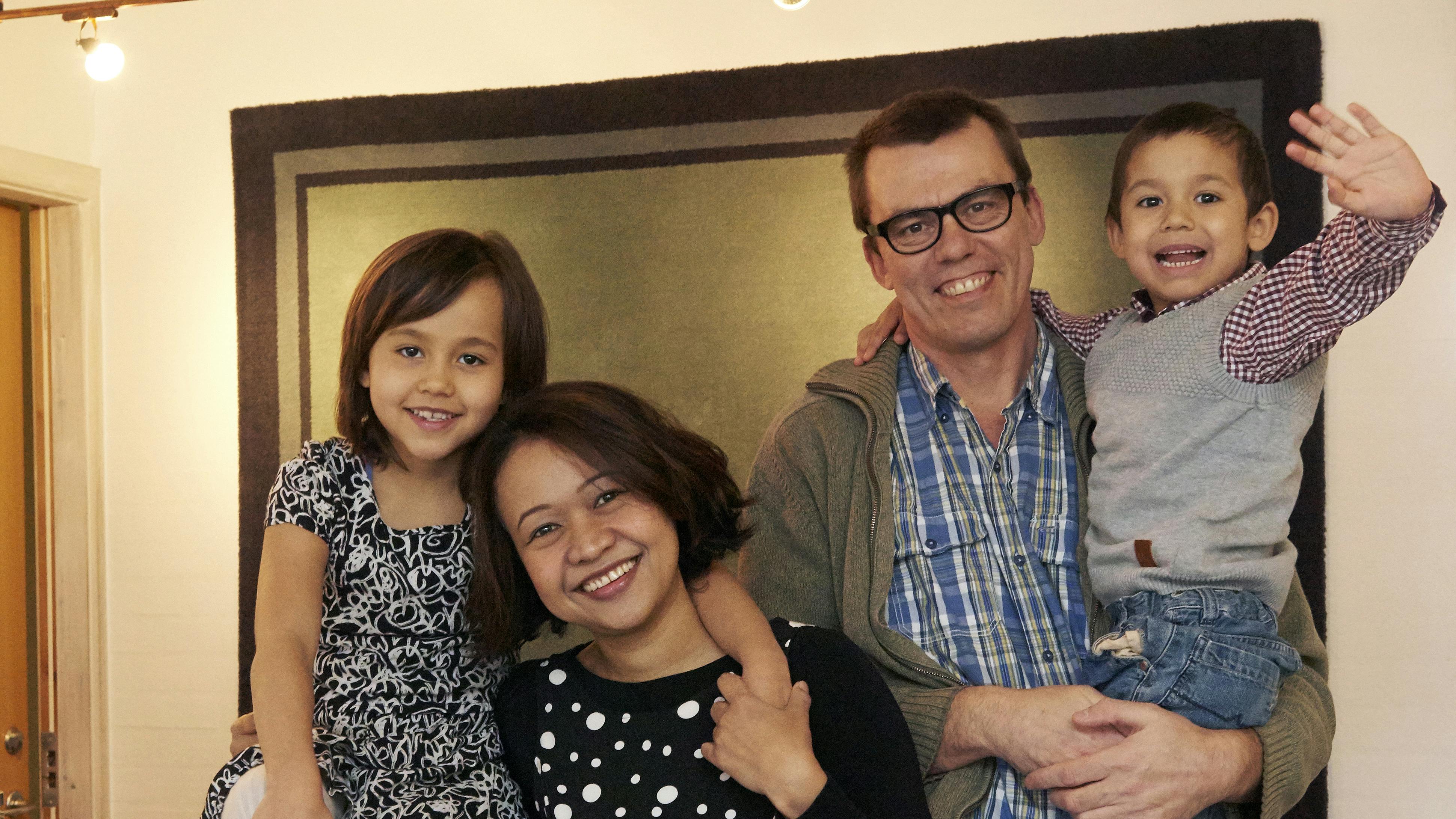 Kaare og Ying Jessen og deres børn Freja og Bue er værtsfamilien bag Motel Højer i Sønderjylland, som Kaare og Ying overtog den 1. januar 2016.