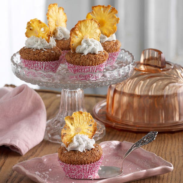 Kokoscupcakes med kokosskum og tørret ananas
