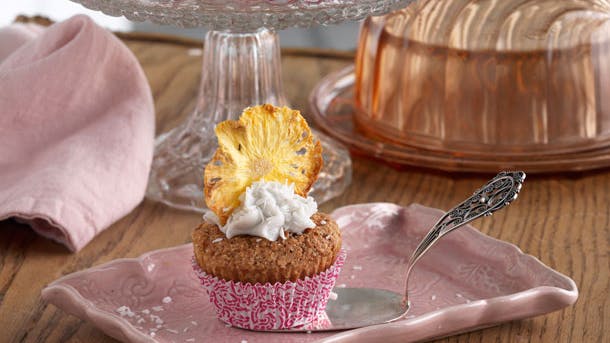 Kokoscupcakes med kokosskum og tørret ananas