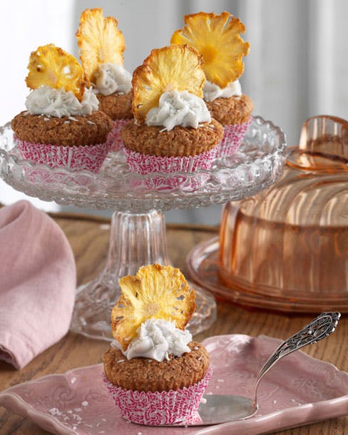 Kokoscupcakes med kokosskum og tørret ananas