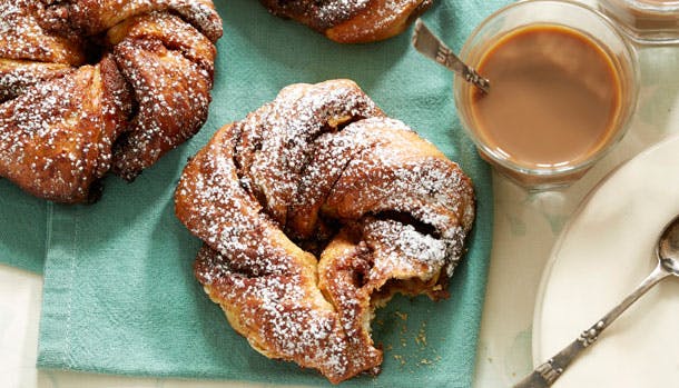 Kanelsnurrer toppet med flormelis og med æblefyld