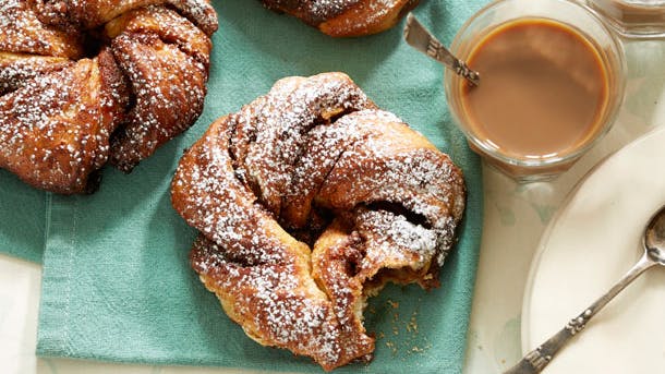 kanelsnurrer med marcipan og æble