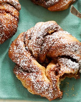 Kanelsnurrer toppet med flormelis og med æblefyld