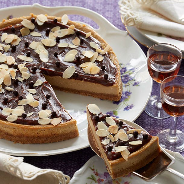 https://imgix.familiejournal.dk/media/article/karamel-cheesecake.jpg