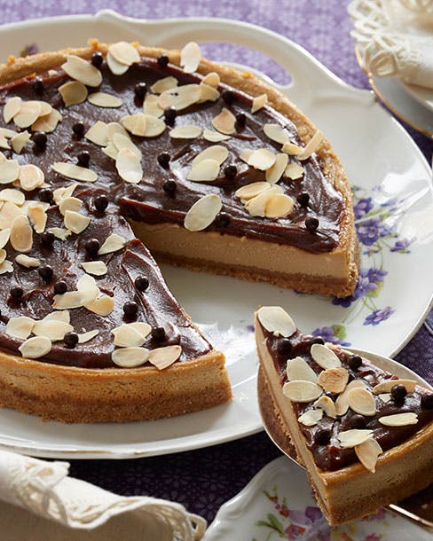 https://imgix.familiejournal.dk/media/article/karamel-cheesecake.jpg