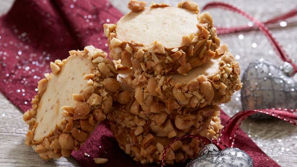 runde karamelkager med peanuts