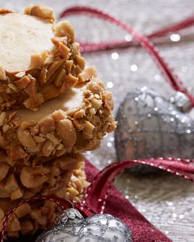 runde karamelkager med peanuts