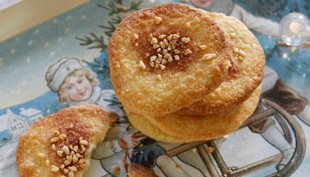 Karens jødekager med med sukker og mandler på toppen 