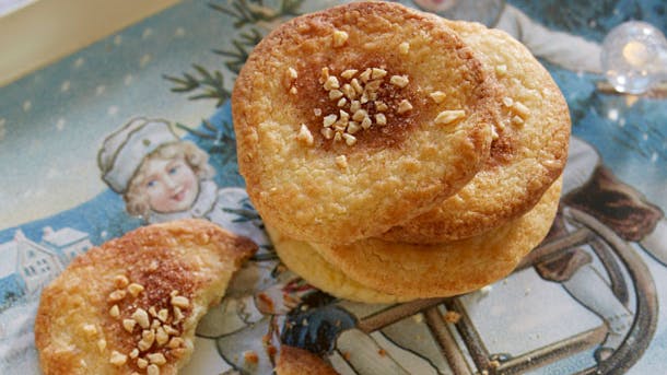 Karens jødekager med med sukker og mandler på toppen