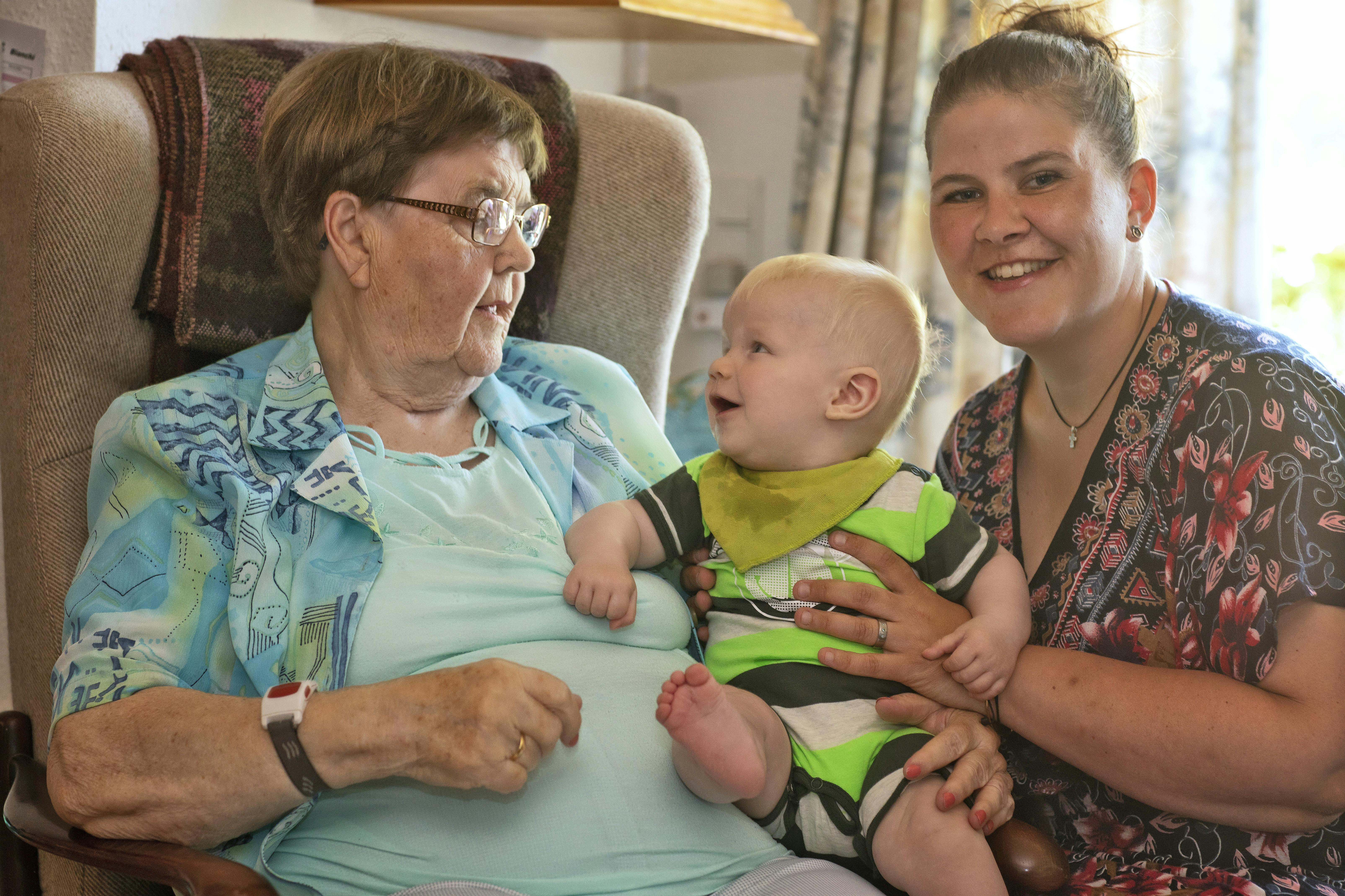 https://imgix.familiejournal.dk/media/article/karl_er_besoegsbaby-107_0.jpg