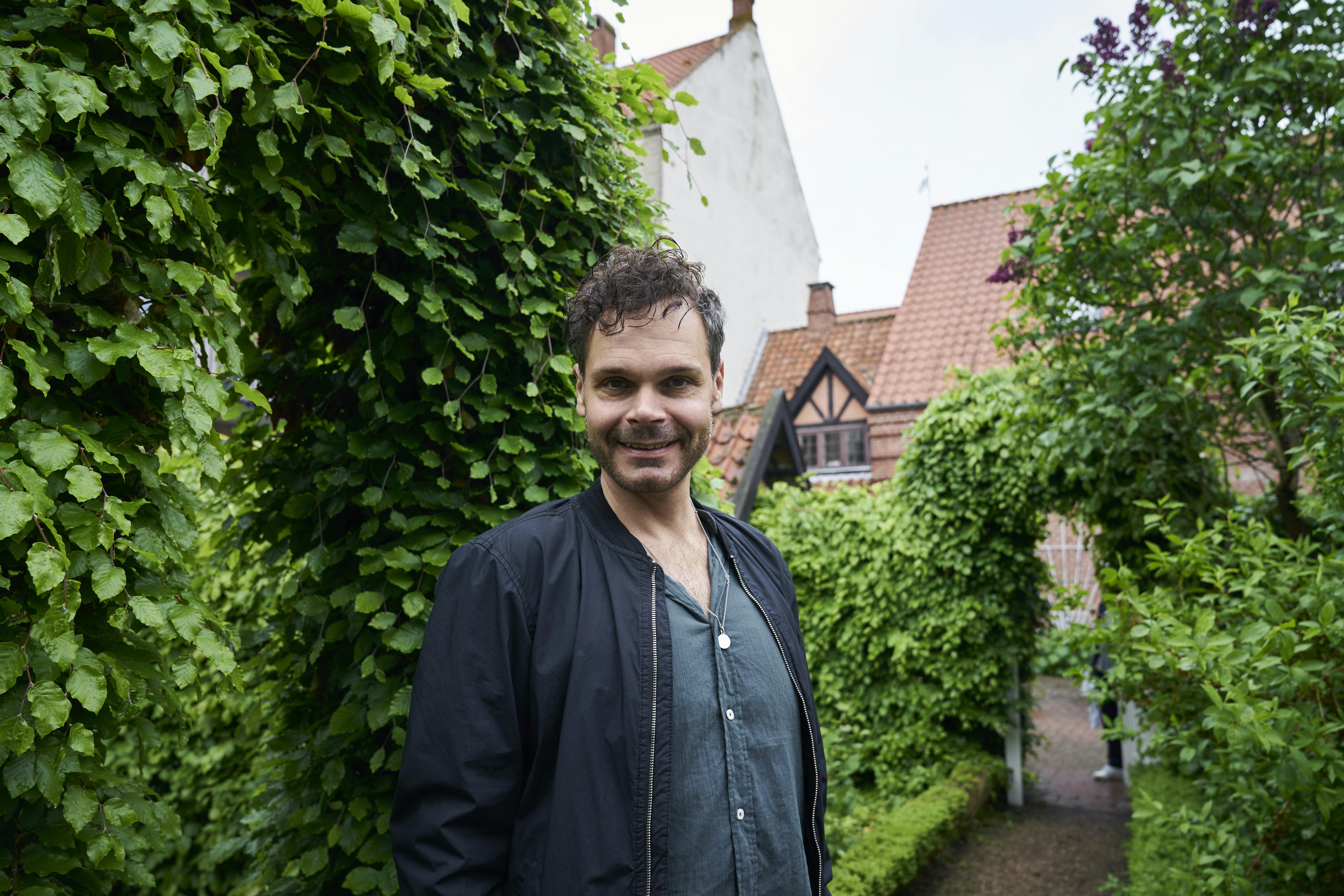 I Kerteminde går vi bevidst et skridt for langt, fortæller revystjernen Kim Hammelsvang.