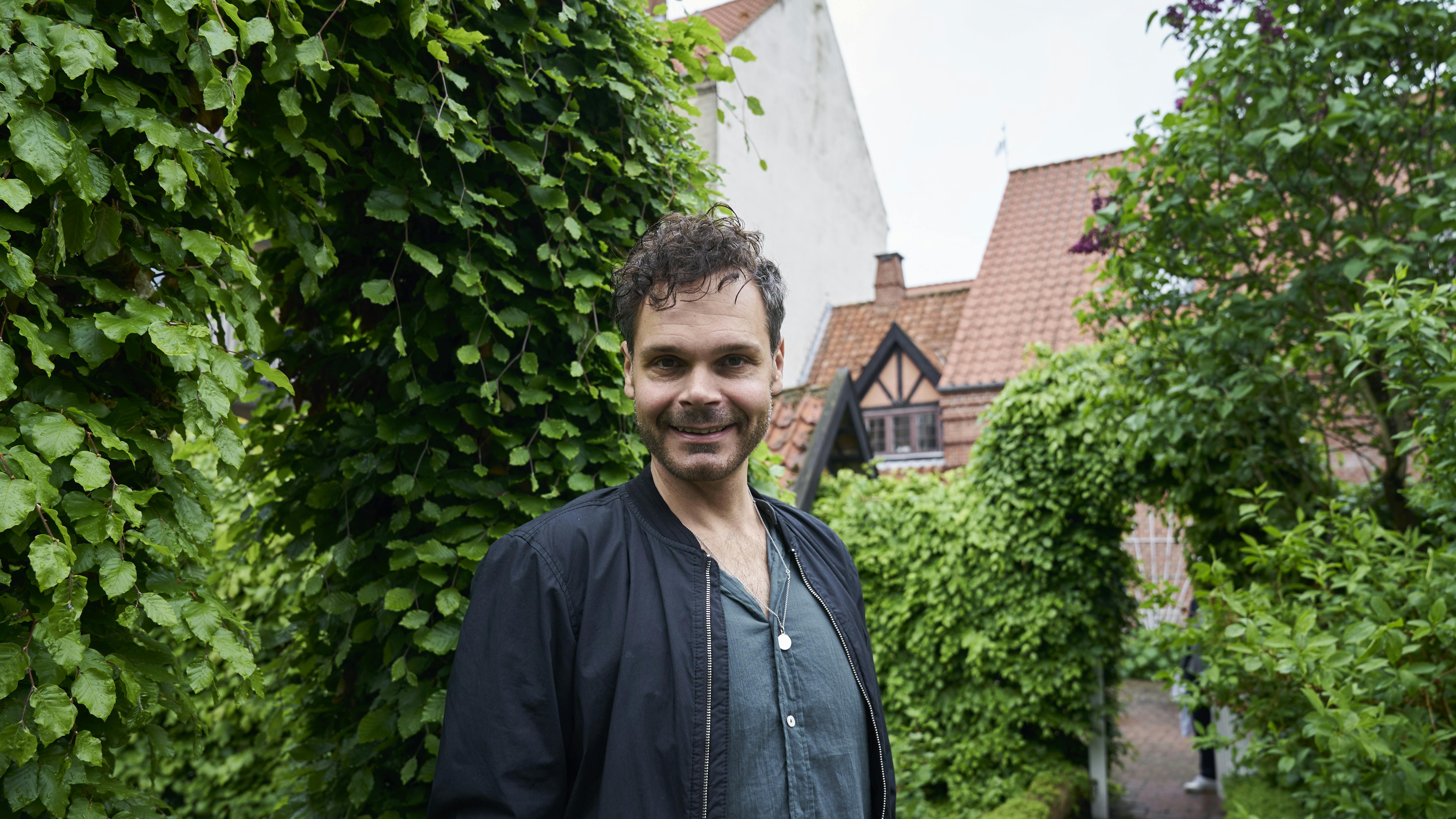 I Kerteminde går vi bevidst et skridt for langt, fortæller revystjernen Kim Hammelsvang.