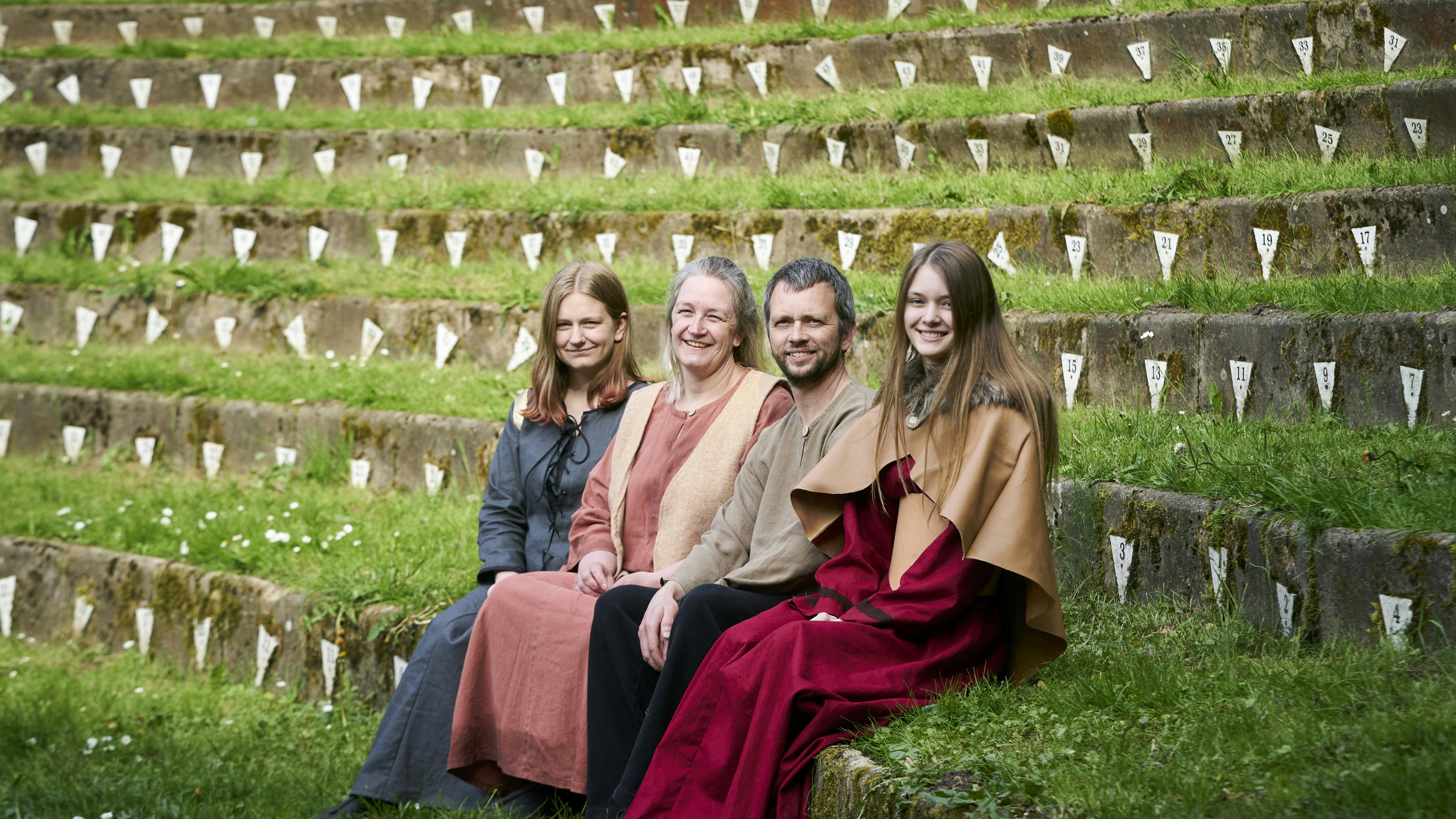 Fællesskabet omkring Jels Vikingespil er helt unikt, fortæller Søren, Kirsten, Katinka og Sidsel.