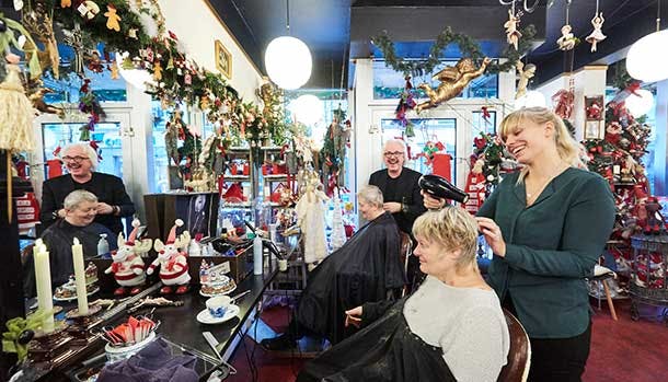 Klippoteket i Randers: Frisøren går jule-amok i sin salon
