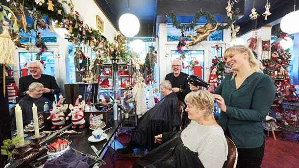 Klippoteket i Randers: Frisøren går jule-amok i sin salon