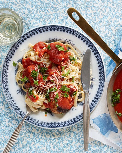https://imgix.familiejournal.dk/media/article/koedboller-i-tomatsauce.jpg