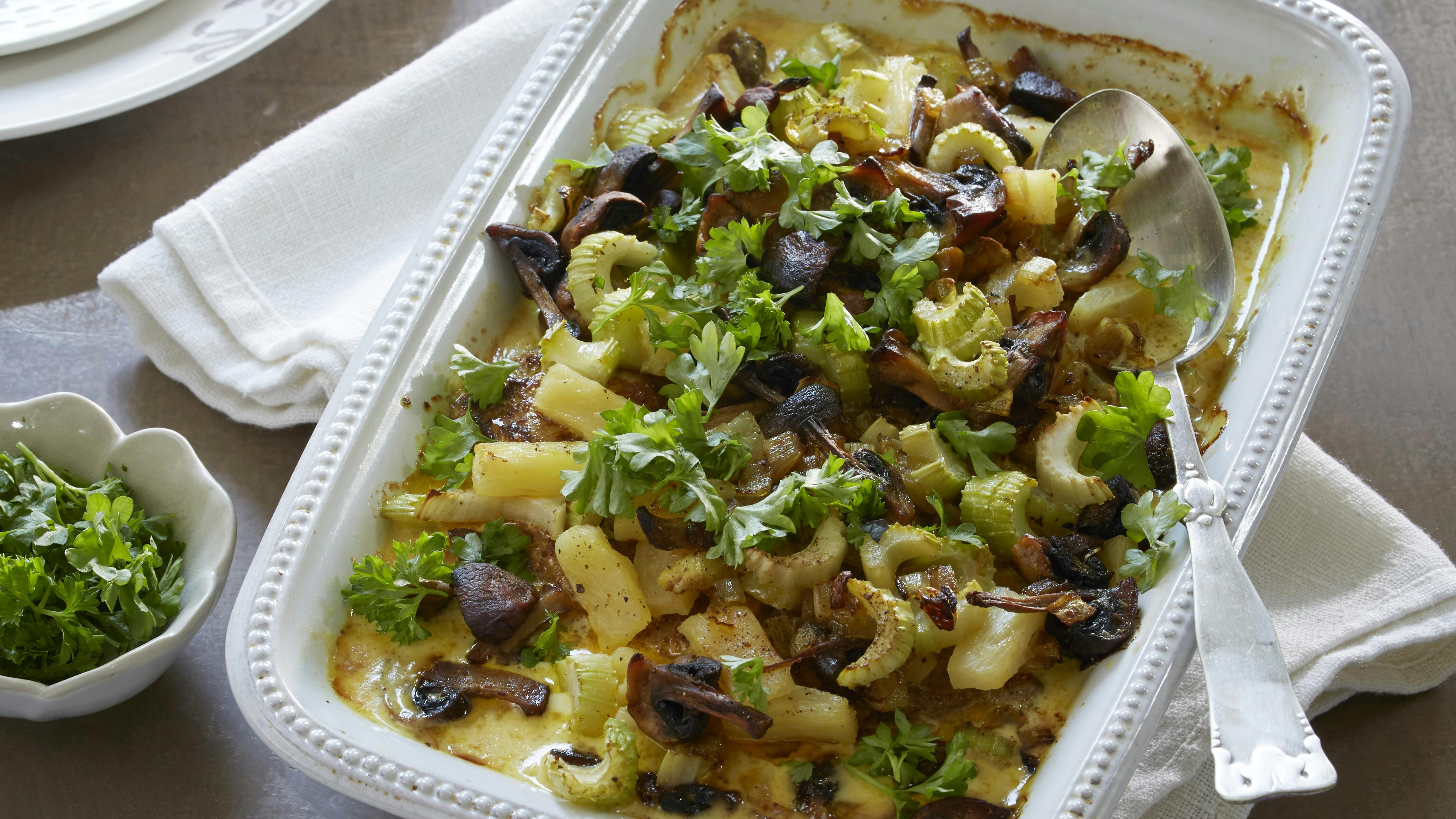 Karrykrydrede koteletter bagt i ovn i karryflødesauce med ananas, bladselleri og svampe