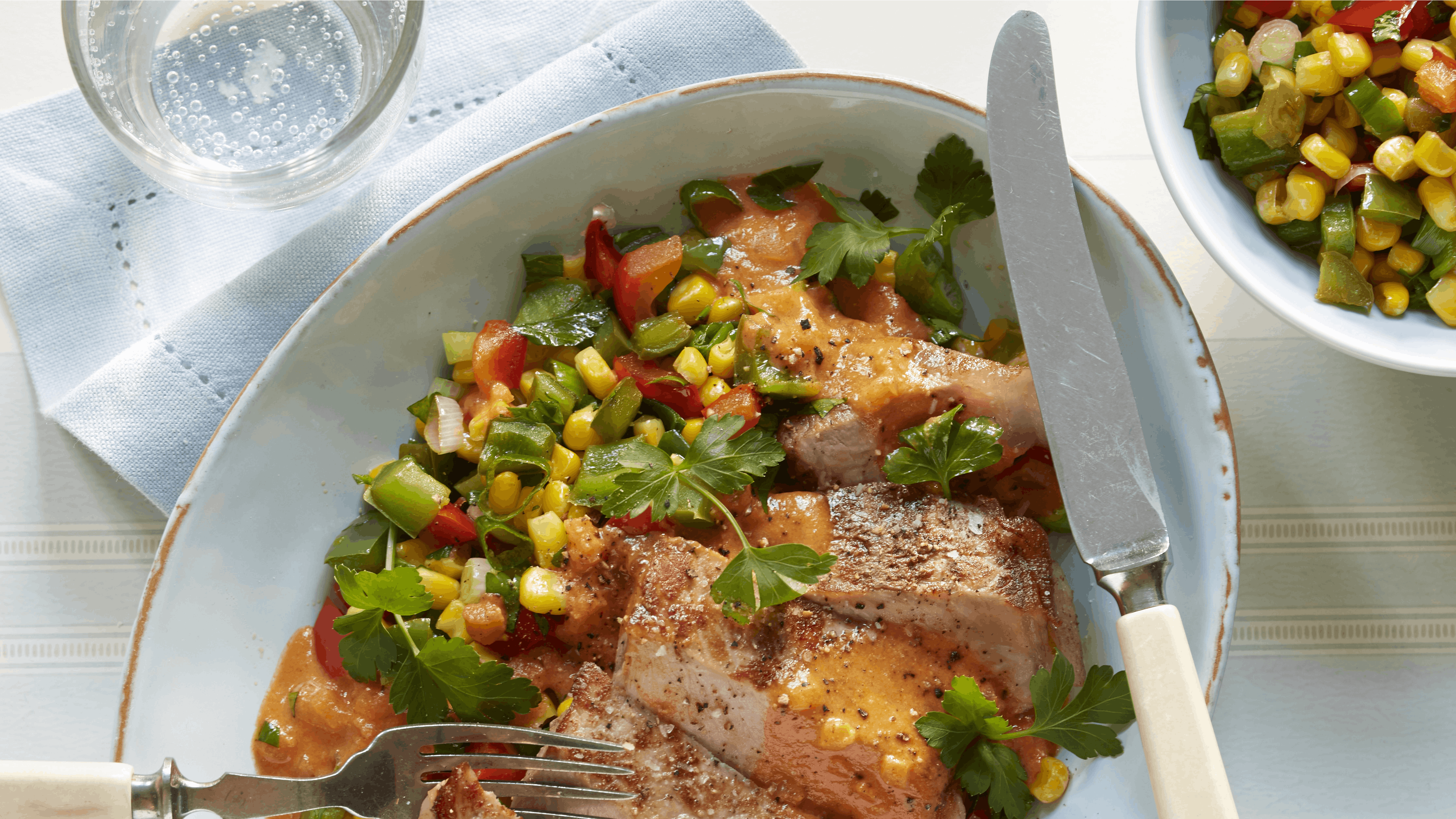 Koteletter i sauce med paprika og balsamico. Hertil kogte ris og salat af majs og peberfrugter