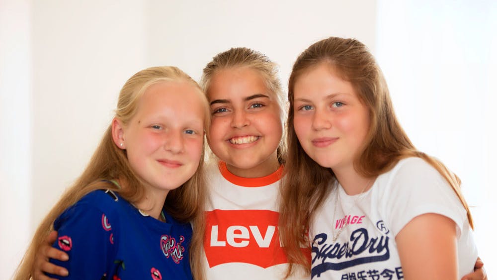 12 årige signe der har kræft for tredje gang med sine bedste veninder