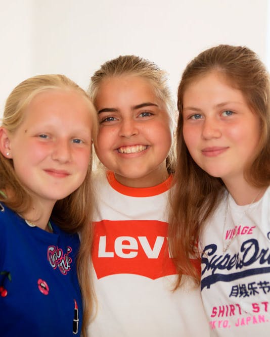 12 årige signe der har kræft for tredje gang med sine bedste veninder